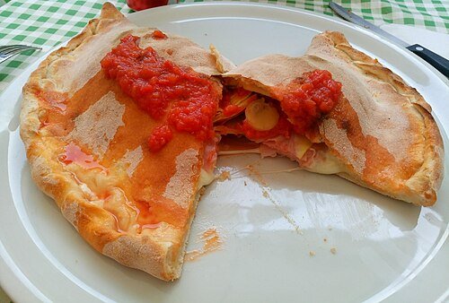 Hình minh họa từ calzone - bánh pizza gấp hình bán nguyệt