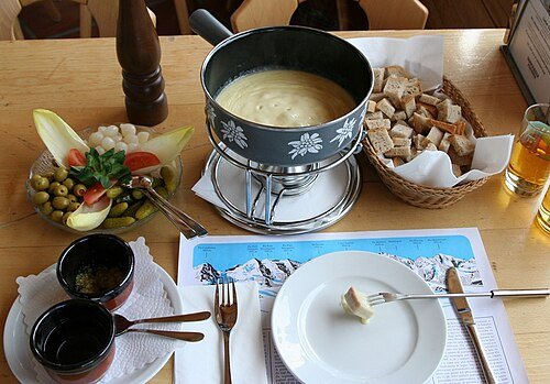 Hình minh họa từ fondue - món lẩu phô mai nóng chảy Thụy Sĩ