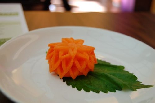 Hình minh họa từ garnish - rau củ tỉa trang trí đĩa thức ăn
