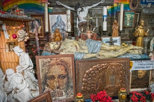 Hình minh họa từ crypt - hầm mộ dưới thánh đường