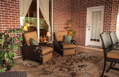 Hình minh họa từ patio - sân trong / hiên sau nhà lát gạch
