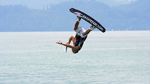 Hình minh họa từ wakeboarding - lướt ván ca-nô kéo trên hồ