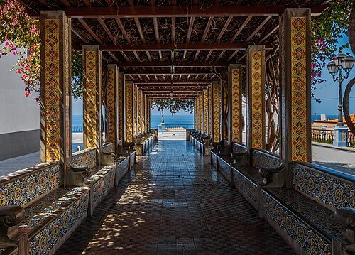 Hình minh họa từ pergola - giàn hoa leo che nắng ngoài vườn