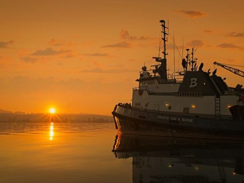 Hình minh họa từ tugboat - tàu kéo dắt lai dắt tàu lớn