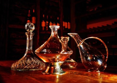 Hình minh họa từ decanter - bình thủy tinh thở rượu vang