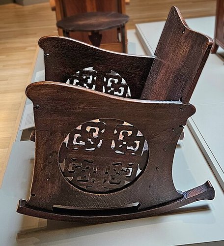 Hình minh họa từ rocking chair - chiếc ghế bập bênh thư giãn