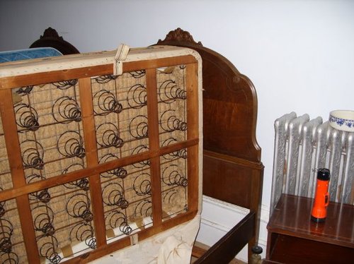 Hình minh họa từ bed frame - khung giường bằng gỗ chắc chắn