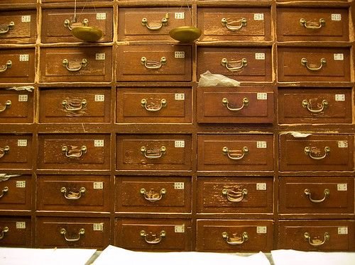 Hình minh họa từ medicine cabinet - tủ thuốc gia đình treo tường