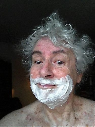 Hình minh họa từ shaving cream - bọt cạo râu làm mềm da