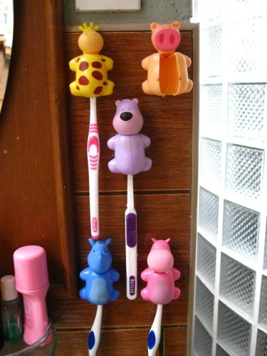 Hình minh họa từ toothbrush holder - ống cắm bàn chải đánh răng