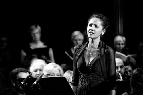 Hình minh họa từ soprano - giọng nữ cao trong trẻo vút cao
