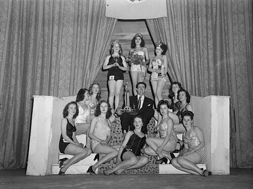 Hình minh họa từ pageant - buổi diễu hành lễ hội lộng lẫy