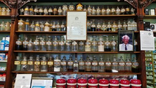 Hình minh họa từ chemist - nhà hóa học / dược sĩ