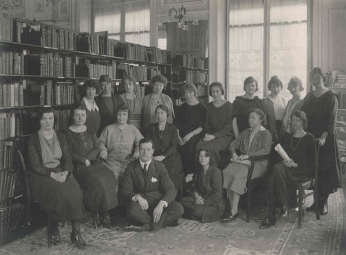 Hình minh họa từ librarian - thủ thư quản lý thư viện