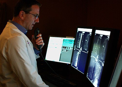 Hình minh họa từ radiologist - bác sĩ chẩn đoán hình ảnh X-quang