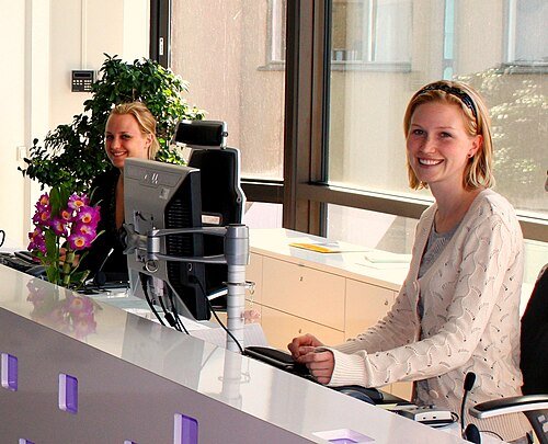 Hình minh họa từ receptionist - nhân viên lễ tân tiền sảnh
