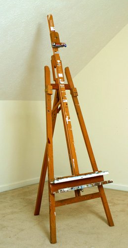 Hình minh họa từ easel - giá vẽ tranh bằng gỗ ba chân