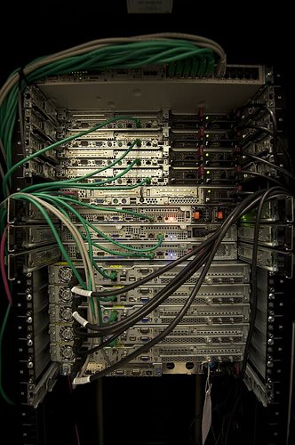 Hình minh họa từ server - máy chủ lưu trữ và xử lý dữ liệu mạng