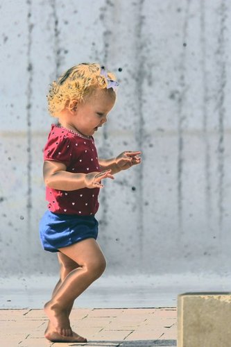 Hình minh họa từ toddle - bước chập chững từng bước ngắn