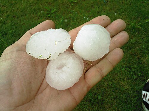 Hình minh họa từ hailstone - hạt mưa đá rơi từ bầu trời