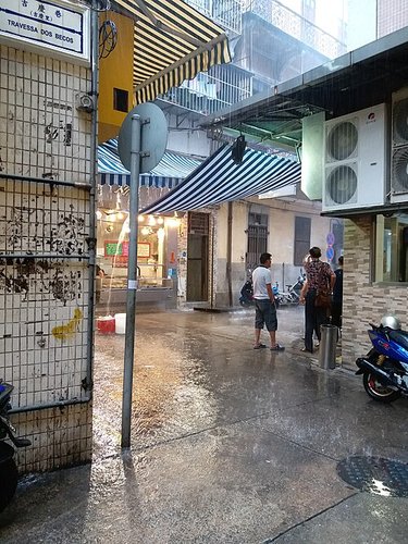 Hình minh họa từ torrential - mưa như thác đổ xối xả
